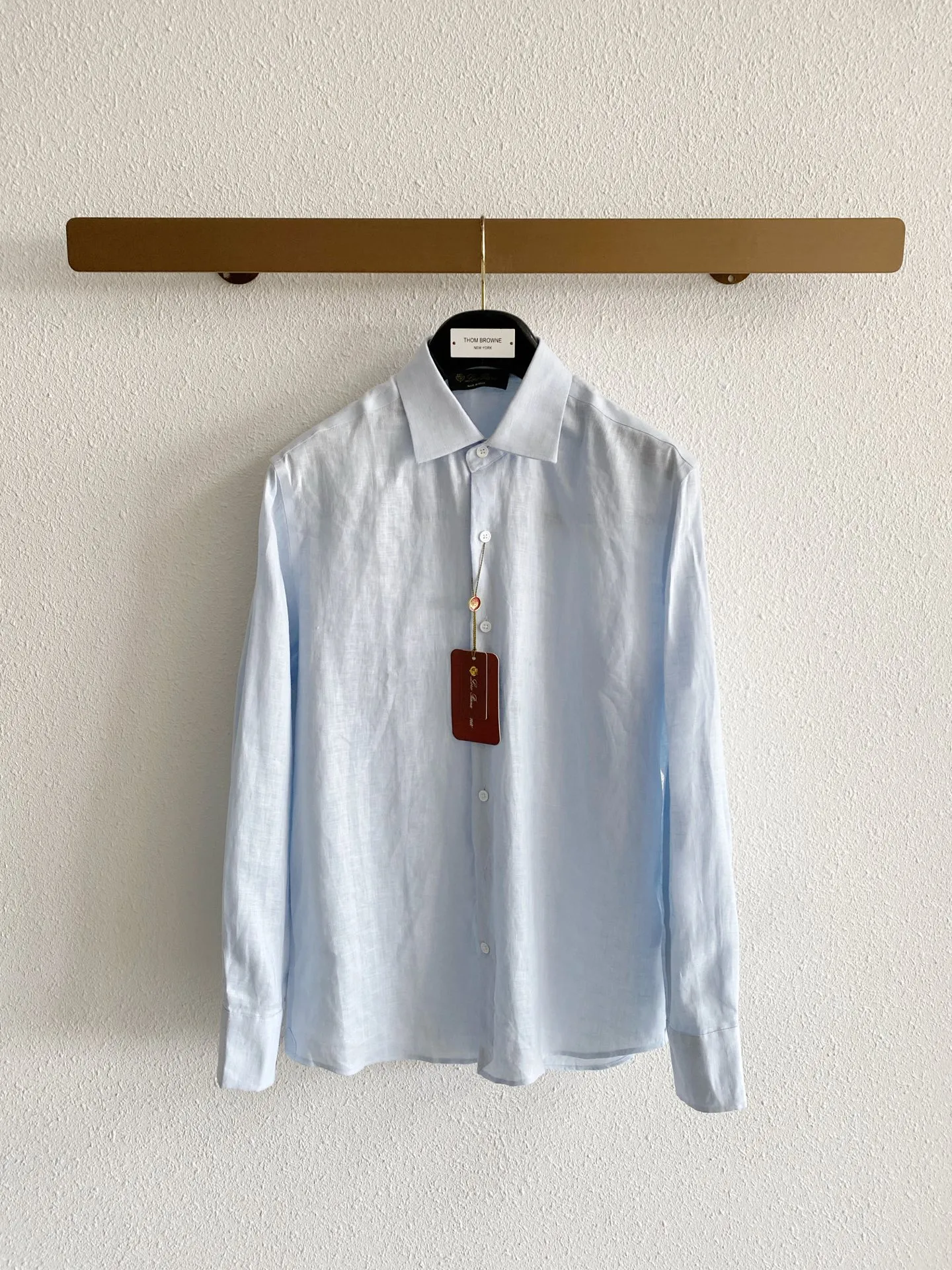 Loro Piana pure linen quiet luxury long-sleeved shirt Fabric: Select high-grade natural linen fabrics, retaining the original and delicate fabric texture of linen, with a soft matte texture, in line with the Italian style of low-key quiet luxury; The fabric has rich pores and excellent Breathable heat dissipation performance. In midsummer, the upper body can quickly dissipate body surface heat, making daily travel less prone to sweating and sticky skin; Native linen will produce natural light wrinkles, creating a casual and relaxed wearing atmosphere. The fabric has been pre-processed and optimized, and the rough and itchy feeling has been greatly weakened, making it comfortable to wear against the skin. The color fastness of the fabric has been controlled, and light colors are less prone to yellowing and dullness after repeated washing and care. Style and details: It adopts an elegant Italian small square collar with built-in shaping technology, which is not easy to fall and deform after daily wear and cleaning; the buttoned neckline is suitable for light business scenes, and you can switch to daily casual style by loosening the two upper buttons; the tailoring adopts a slightly loose shoulder version, which is very tolerant for figures with slippery shoulders, large shoulder width, and fat on the waist and abdomen. The shoulders are neatly routed, and the upper body does not feel tight and restrictive; The buttons on the placket are neatly arranged, and the wiring is fine and concealed. There is no conspicuously exposed brand logo, and the details are restrained and restrained; the regular-length long-sleeved cuffs can be folded freely, which can create different looks; the arc-shaped hem design is suitable for multiple wearing methods. It can be worn neatly and smartly when tucked into trousers, while the hem can be worn outside for a lazy and comfortable look. Color selection: Light sky blue: The tone is fresh and clear, with outstanding visual cooling effect. It is suitable for spring and summer seasons. It is suitable for all types of Light Gray, Khaki, and White bottoms. It is refreshing and neat for commuting, and suitable for more formal travel occasions; Oatmeal: the natural color of linen, with a warm and soft texture, stronger stain resistance, and a higher fault tolerance rate for daily wear. It is suitable for leisure travel, daily shopping and other scenes, and has a strong sense of old money. Sizes:M-4XL